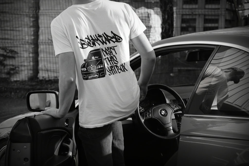 T-Shirt BACKWARD "Drift This Shitbox" Blanc